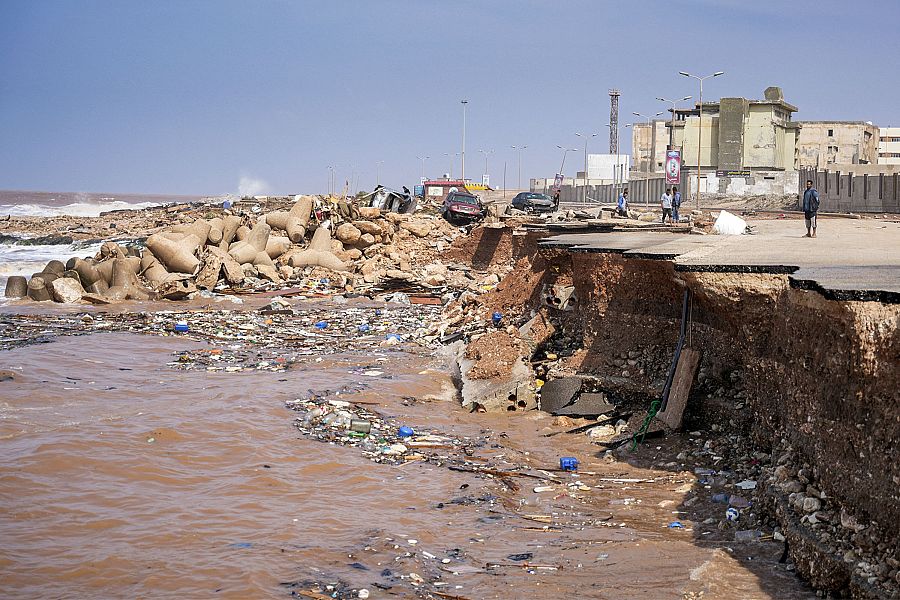 Vista del paseo marítimo de Derna completamente destrozado