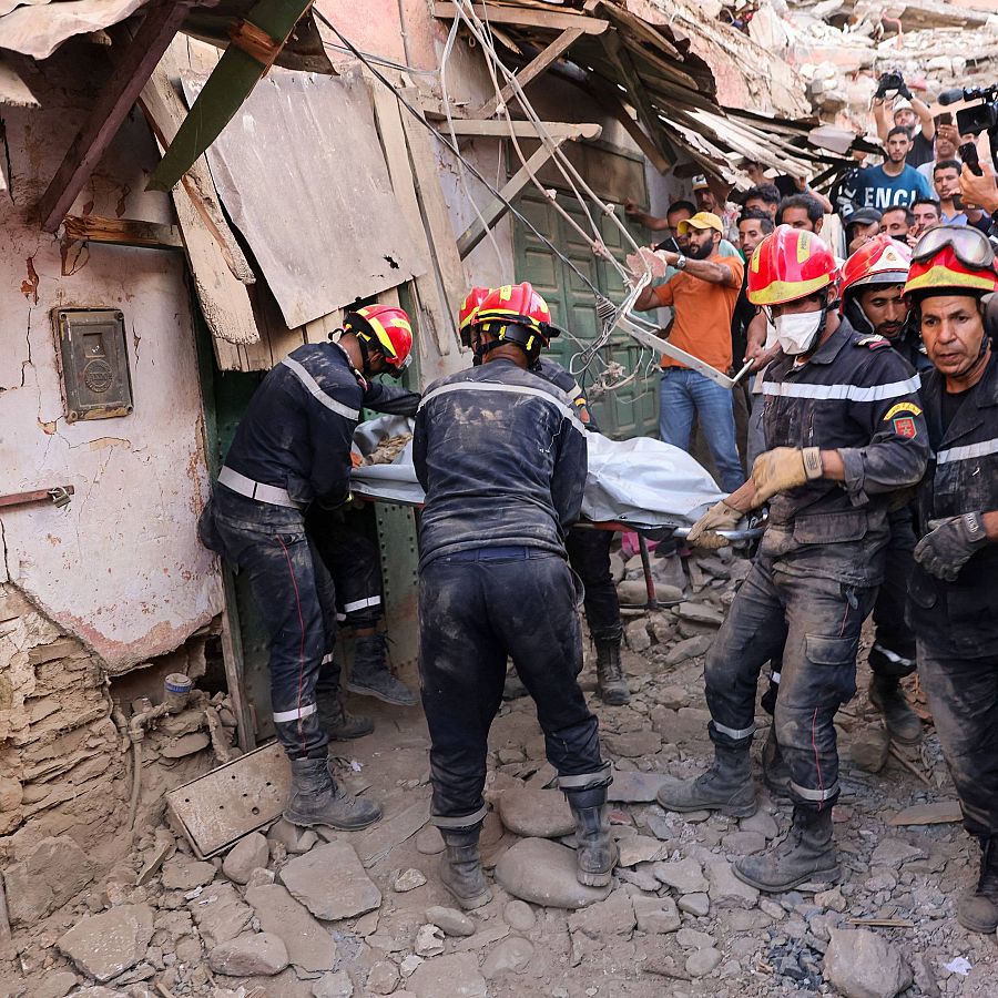 Bomberos trabajando en un rescate en la localidad de Amizmiz