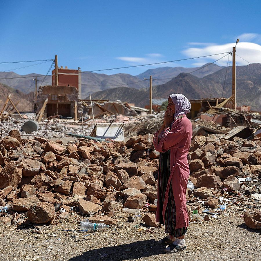 Una mujer observa los escombros en Talat N'yaaqou