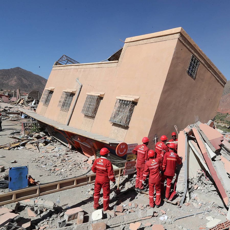 Miembros de los equipos de rescate en uno de los edificios destruidos en Talat N'yaaqou