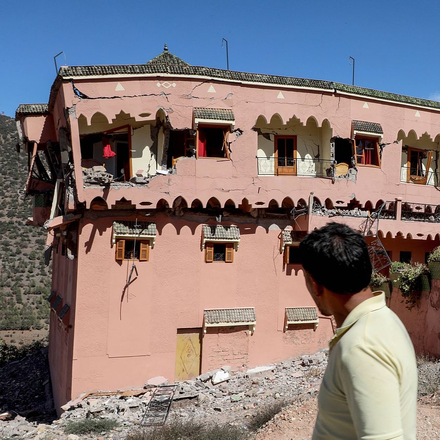 Un hombre observa uno de los edificios destruidos de Moulay Brahim