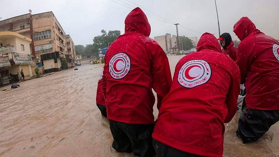 Equipos y voluntarios de Media Luna Roja brindan primeros auxilios, operaciones de rescate y evacuan a las familias en Libia