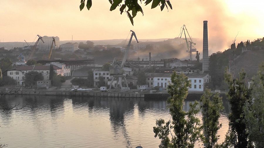 El humo se eleva desde el astillero alcanzado por un ataque con misiles ucranianos en Sebastopol, Crimea, el 13 de septiembre de 2023.