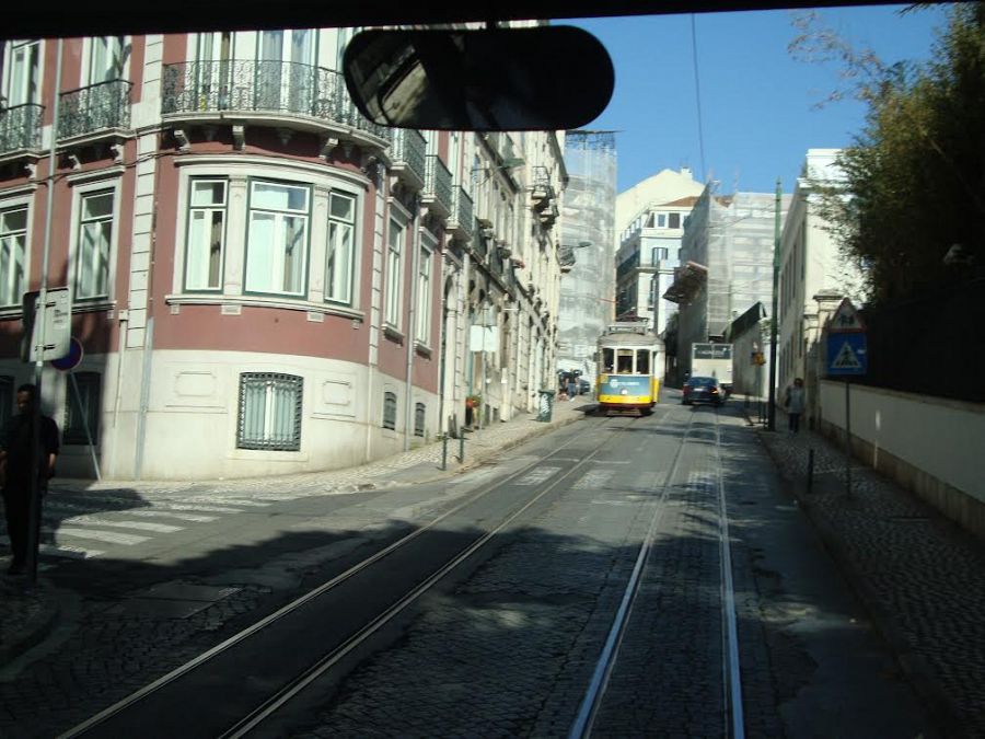 Tranvía por una empinada calle de Lisboa