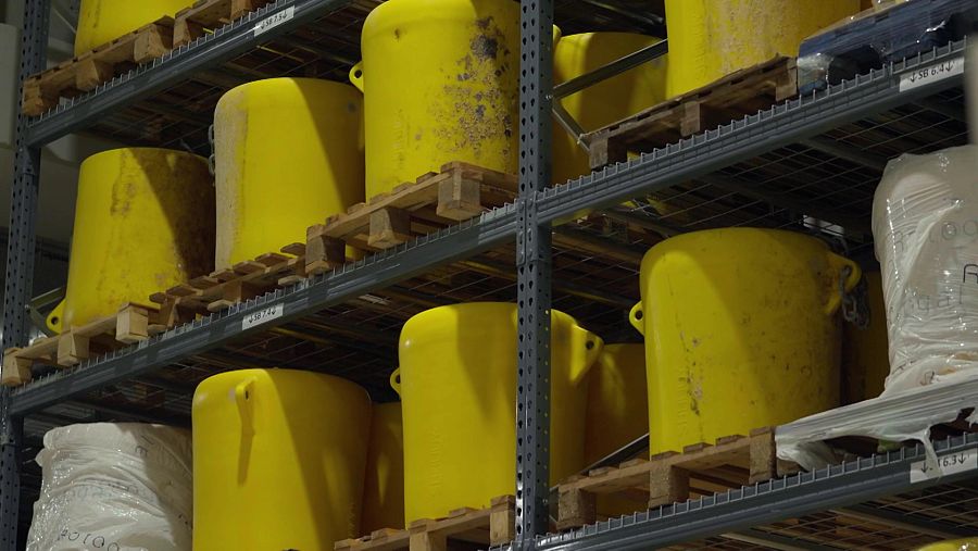 Boies recollidores de plàstic al mar