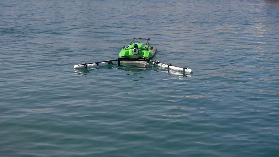 Un dron aquàtic neteja els microplàstics de la superfície de l'aigua