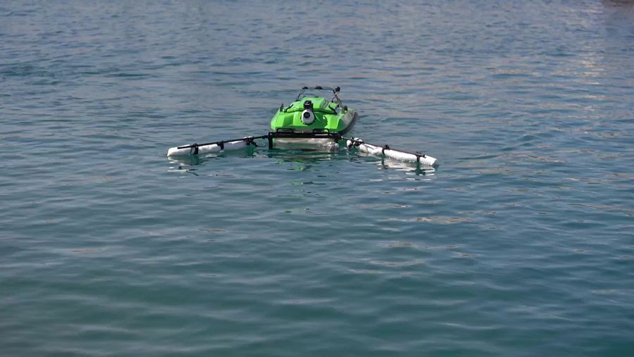 Un dron aquàtic neteja els microplàstics de la superfície de l'aigua