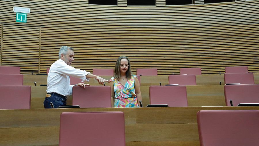 Mar Galcerán en Corts Valencianes con el diputado Miguel Barrachina