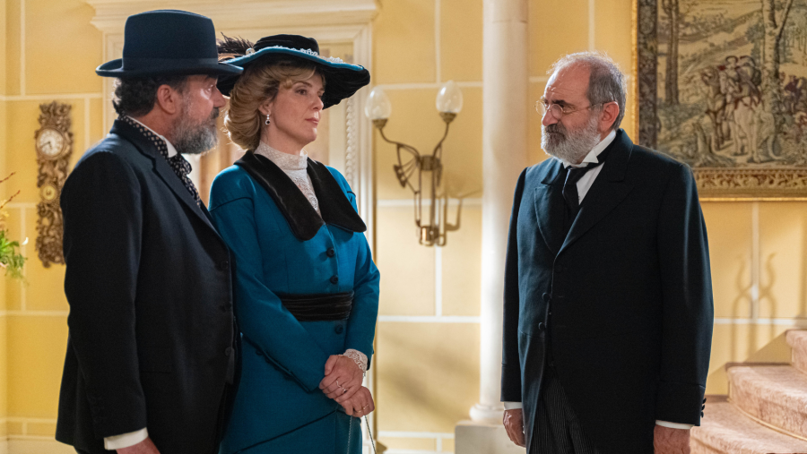 La Promesa: Cruz vuelve enfadada de la fiesta por el rechazo sufrido