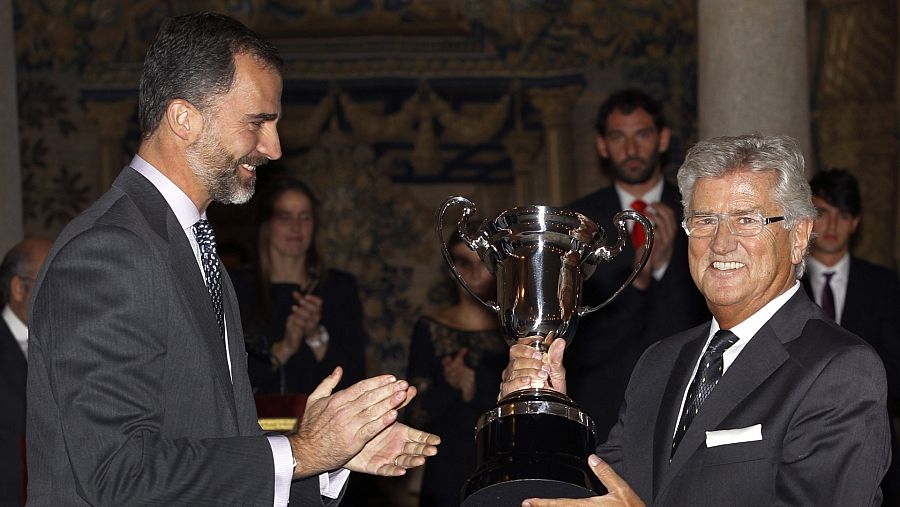 Pepe Domingo Castaño recibe un premio de manos del rey