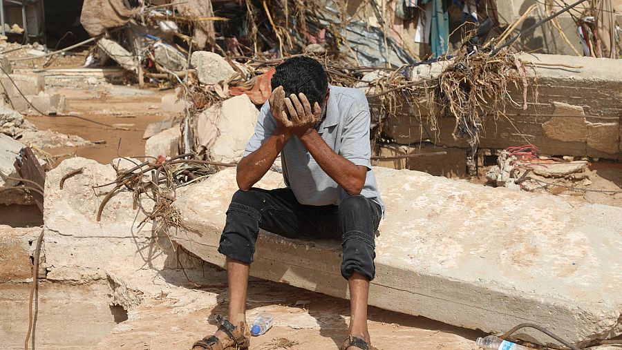 Inundaciones en Libia: mientras aumentan las muertes, un hombre se lamenta sobre las ruinas de su casa