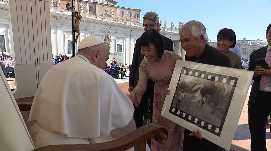 Nick y Kim con el Papa Francisco