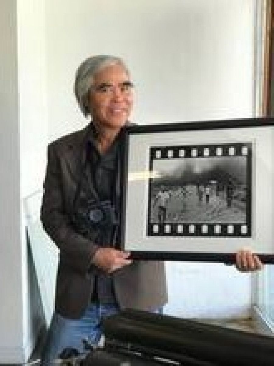 Nick Ut con su fotografía 