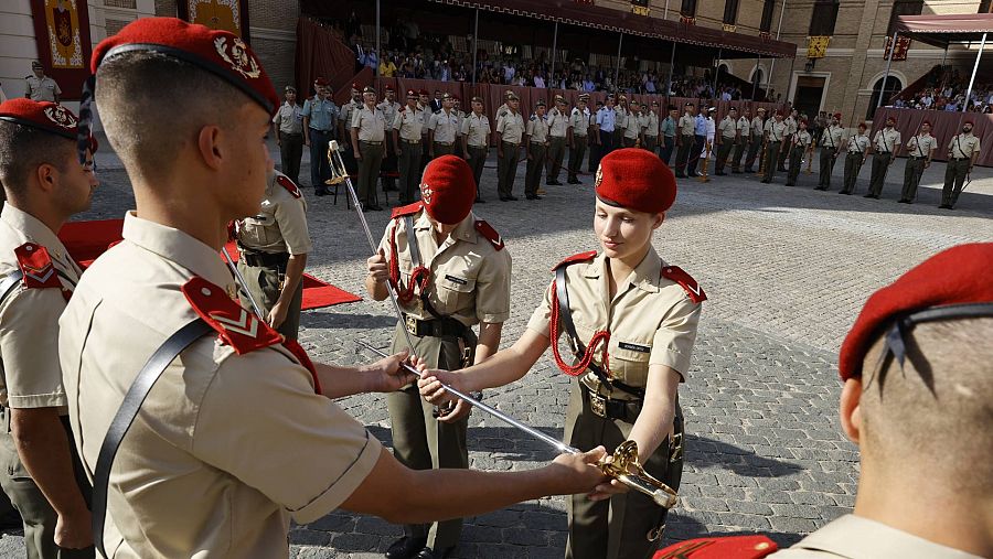 El acto de entrega del sable por parte de un veterano a la princesa Leonor