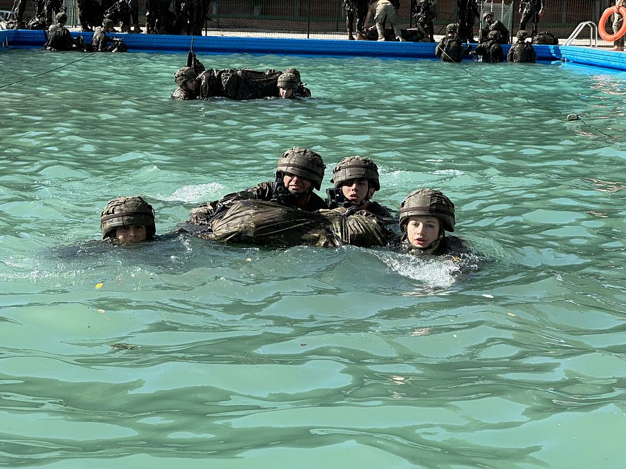 La princesa Leonor durante un ejercicio en la Academia Militar de Zaragoza en la piscina con uniforme