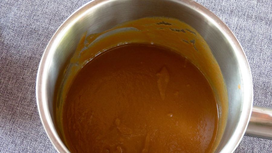 Para la salsa que irá por encima hay que batir todas las verduras asadas que previamente se habían metido en el horno.