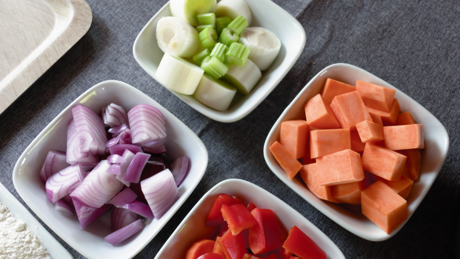 Pelar y cortar las verduras en trozos (el pimiento, la cebolla, el puerro, la zanahoria y el apio)