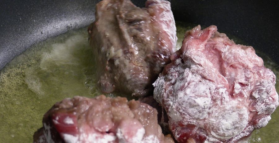 Pasar la carne por harina y sellar en la sartén vuelta y vuelta con aceite bien caliente.