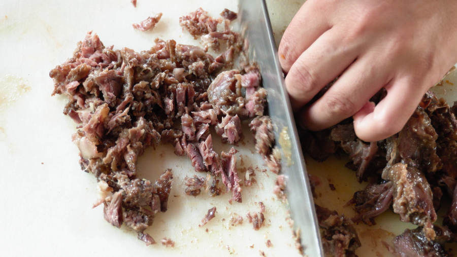 Una vez sacada la carne se pica bien con ayuda de un cuchillo.