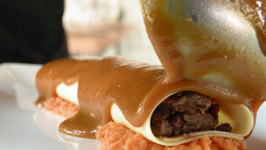 Para emplatar, poner una cama de la crema de boniato, encima los canelones y culminar con la salsa.