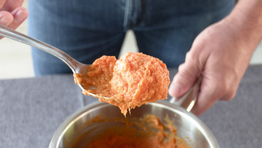 Elaborar la crema de boniato cociendo el boniato previamente y, una vez blando, mezclarlo con la mantequilla, el toque de sal y batir hasta tener una textura cremosa.