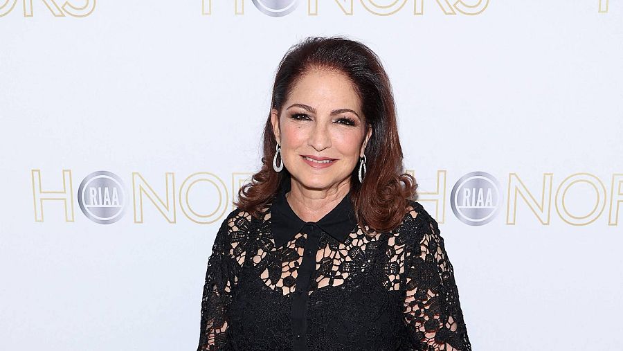 Gloria Estefan posando