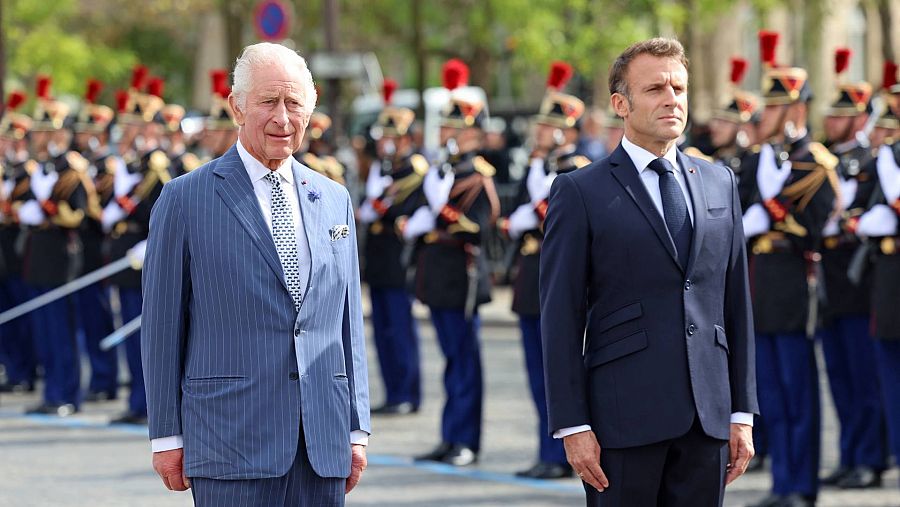 El rey Carlos III y el presidente de Francia, Emmanuel Macron, durante la ceremonia de bienvenida al monarca en el Arco del Triunfo