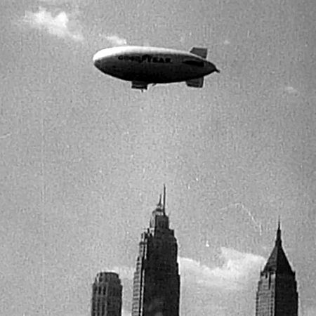 Dirigible sobrevolando el Empire State