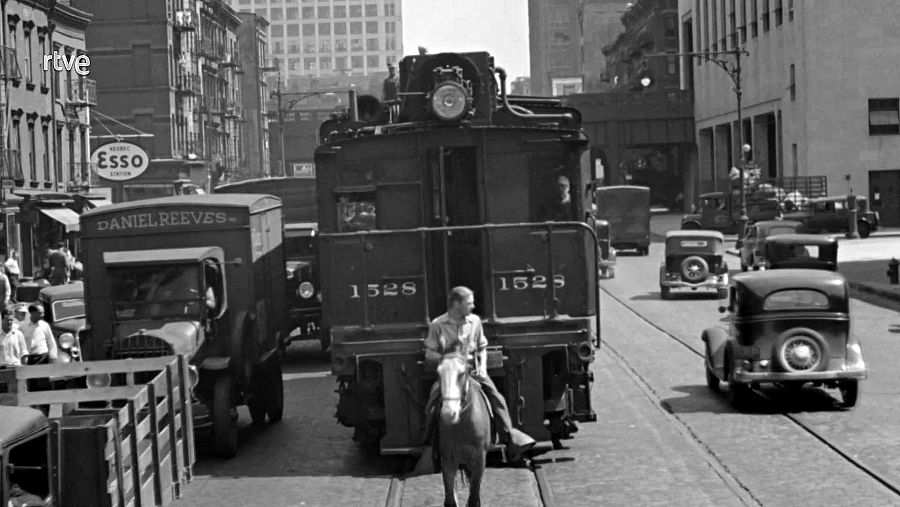 Vaqueros cabalgando delante del tren en la Décima avenida