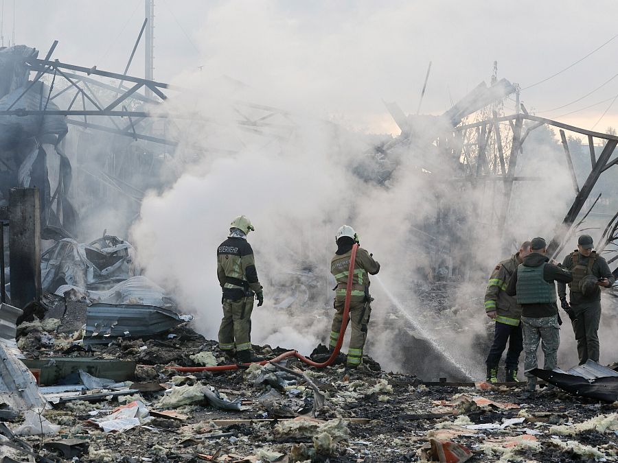 Equipos de rescate en una zona residencia de Kiev tras el bombardeo ruso del 21 de septiembre de 2023