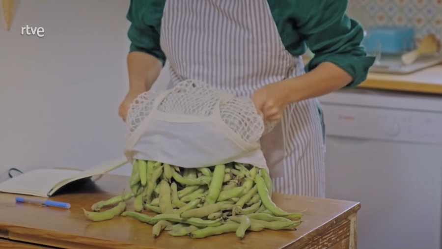 Sílvia Abril porta una bossa de faves per pelar per fer unes faves ofegades a 'La recepta perduda'