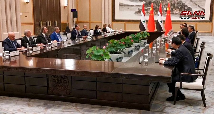 Imagen de la reunión entre Xi y Asad, junto a las delegaciones china y siria. Fuente: Agencia estatal siria SANA/vía Reuters. 