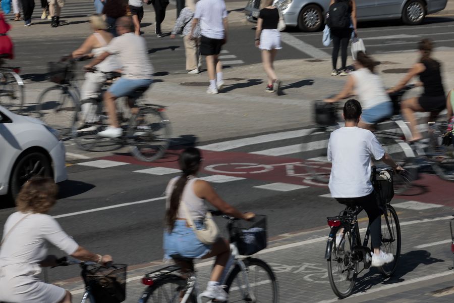 Ciclistas cruzan un paso de cebra en el Día sin Coches