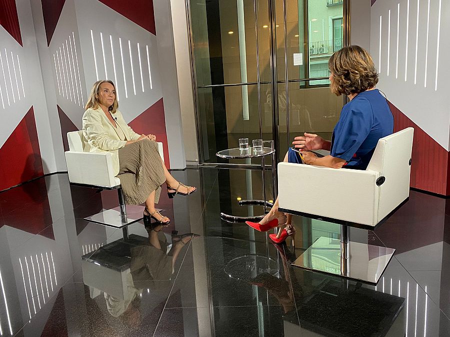 Cuca Gamarra charla con la directora de Parlamento Diana Arias