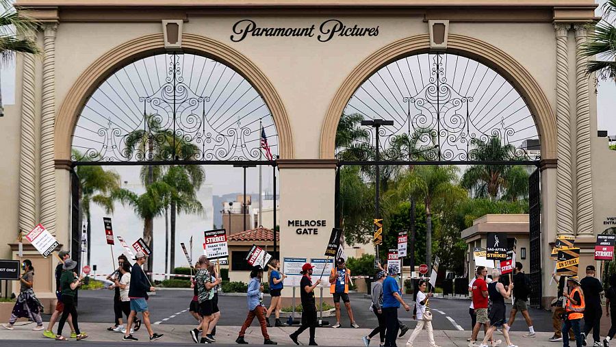 Imagen de archivo de manifestantes frente a los estudios Paramount Pictures en Los Ángeles.