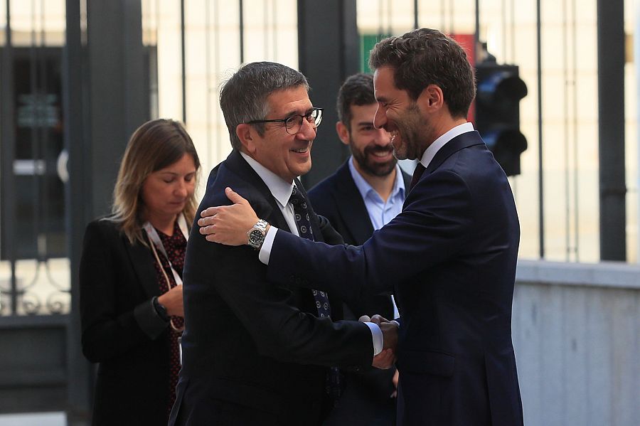 El portavoz socialista en el Congreso, Patxi López saluda al diputado popular Borja Sémper a su llegada al Congreso de los Diputados este martes