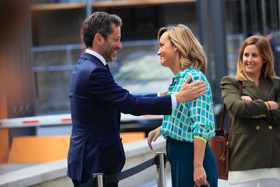 El diputado popular Borja Sémper saluda a la ministra en funciones de Educación y Formación Profesional, Pilar Alegría, a su llegada al Congreso