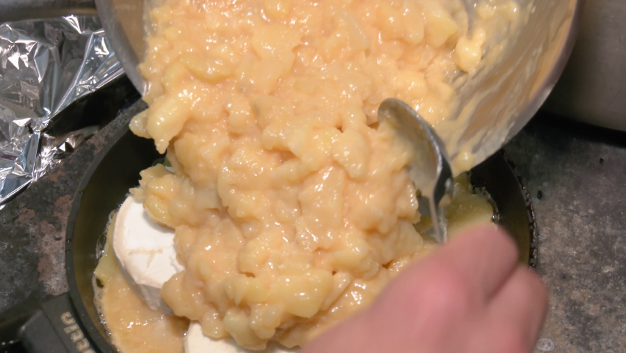 Para meter el relleno, divide la mezcla de patata en dos, una de base y otra de tapa