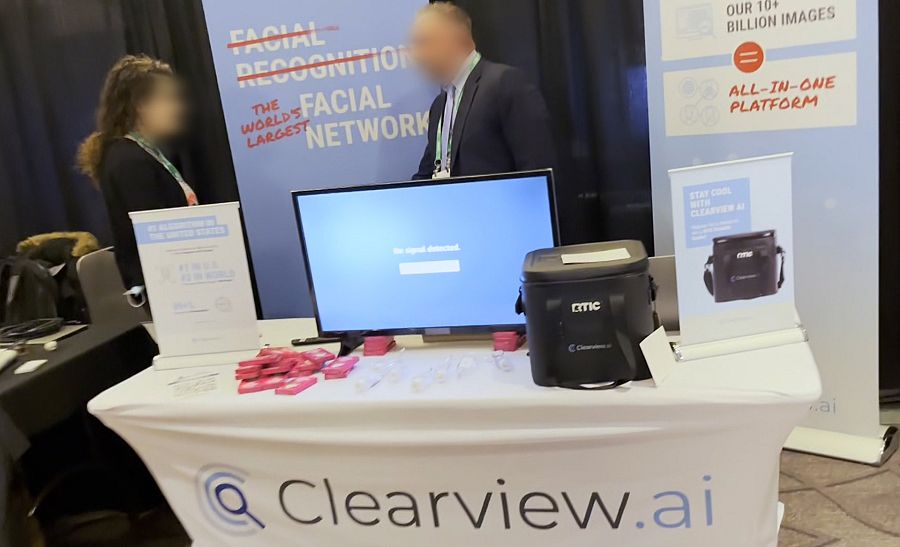 Expositor de Clearview AI en una feria