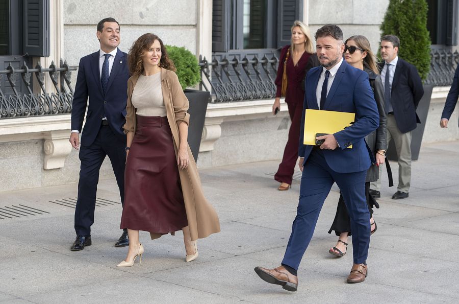 El presidente de la Junta de Andalucía, Juanma Moreno; la presidenta de la Comunidad de Madrid y presidenta del PP de Madrid, Isabel Díaz Ayuso, y el portavoz de ERC en el Congreso, Gabriel Rufián, a su llegada al debate de investidura de Feijóo