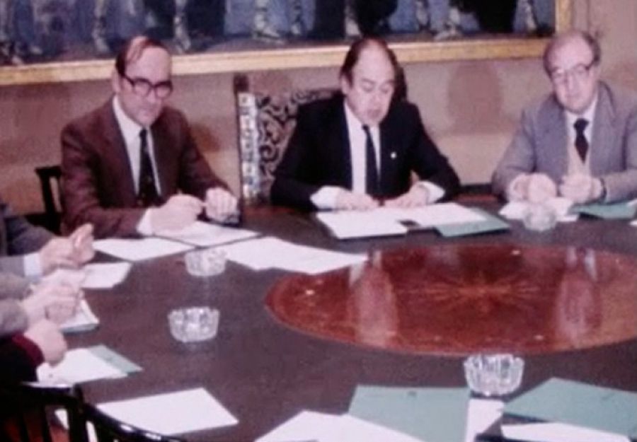 Jordi Pujol, president de la Generalitat, amb els científics Gabriel Ferraté i Joan Oró, ja nomenat conseller, el 1980