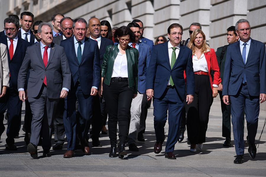 Debate de investidura: el vicepresidente segundo del Senado, Guillermo Fernández Vara, llega al Congreso