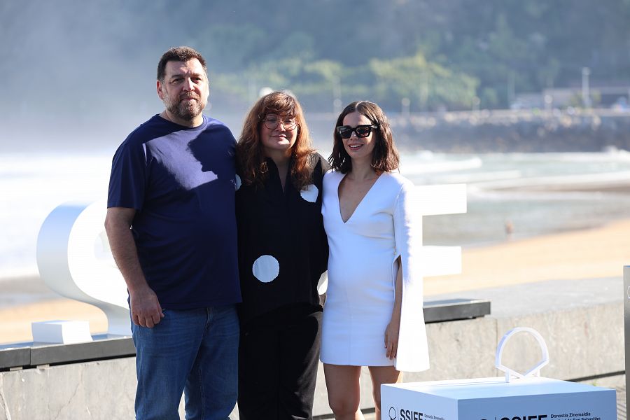 El actor Hovik Keuchkerian, la directora Isabel Coixet y la actriz Laia Costa presentan 'Un amor' en el Festival de San Sebastián.