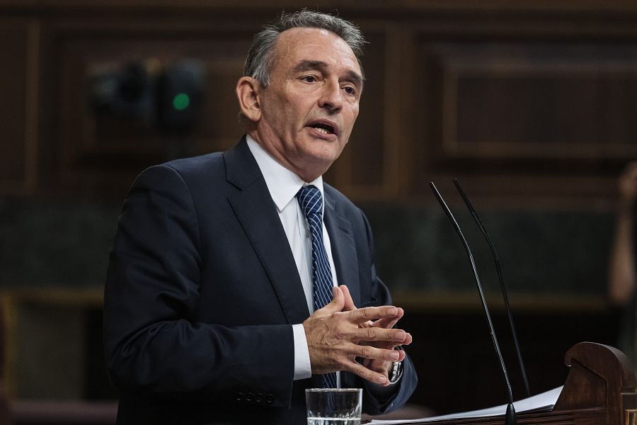 El portavoz parlamentario de Izquierda Unida y diputado del Grupo Plurinacional Sumar, Enrique Santiago, durante la primera sesión del debate de investidura