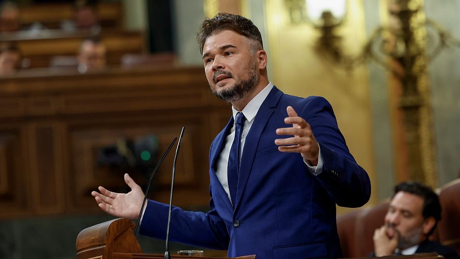 El diputado de ERC Gabriel Rufián participa en la primera sesión de su debate de investidura a la Presidencia del Gobierno, este martes en el Congreso.