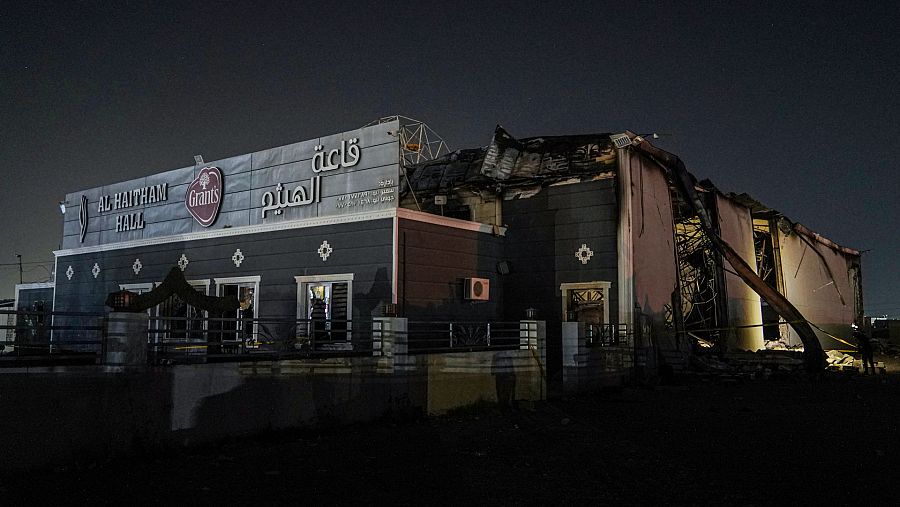 La sala de la boda estaba cubierta de paneles de plástico 