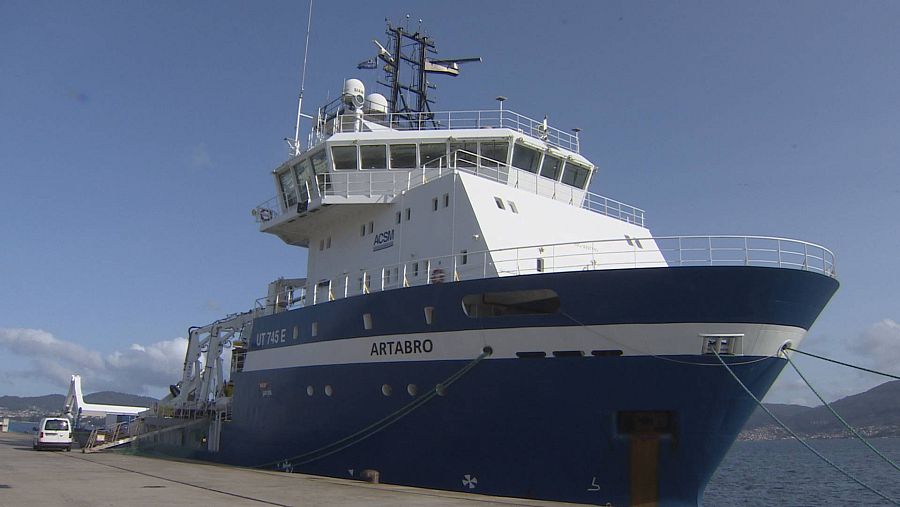 Barco amarrado a puerto.