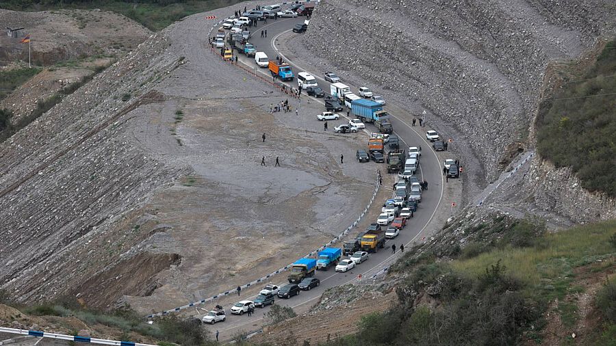 Caravana de vehículos de armenios étnicos que huyen de Nagorno Karabaj y entran en la región de Syunik en Armenia. Foto: AP Photo/Vasily Krestyaninov