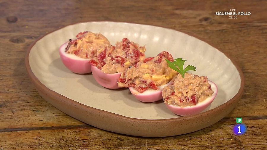 Huevos saludables rellenos de color rosa y sin sal