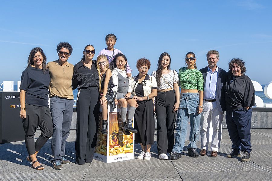 Equipos de RTVE y de la película 'Chinas' en la terraza del Kursaal en el Festival de San Sebastián